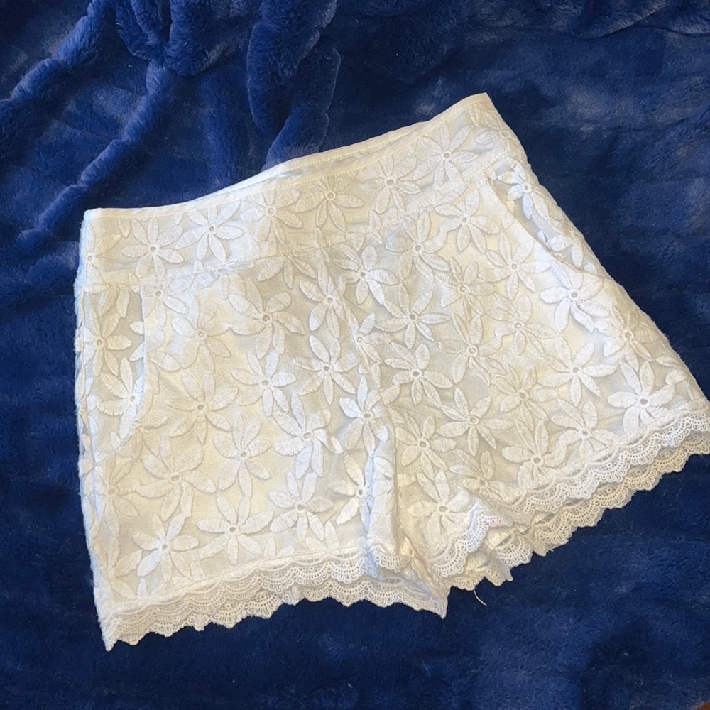MONTEAU. WHITE DRESSY SHORTS. FLORAL LACE LIKE OVERLAY. 2.5-3” INSEAM. FEMININE